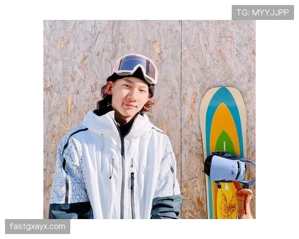 苏翊鸣冰场上光芒四射,私下却被室友吐槽像个没睡醒的熊孩子? 苏翊鸣冰场上光芒四射,私下却被室友吐槽像个没睡醒的熊孩子?