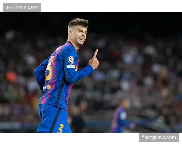 杰拉德·皮克拎个塑料袋回家，袋子牌子可能比我全身都贵