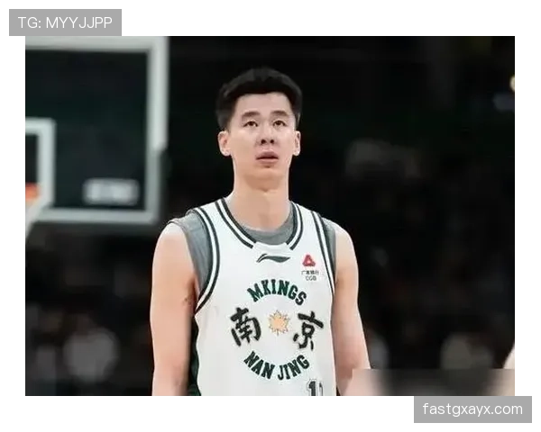 郭昊文这自律程度，连健身房镜子都反光得不好意思了